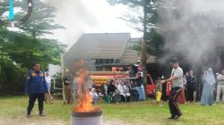 Tingkatkan Kewaspadaan, Warga Pandan Valley Ikuti Simulasi Penanggulangan Kebakaran