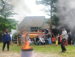Tingkatkan Kewaspadaan, Warga Pandan Valley Ikuti Simulasi Penanggulangan Kebakaran