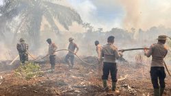 Brimob Batalyon C Pelopor Bersinergi dengan Tim Gabungan Jinakkan Kebakaran Lahan di Nagan Raya