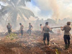 Brimob Batalyon C Pelopor Bersinergi dengan Tim Gabungan Jinakkan Kebakaran Lahan di Nagan Raya
