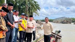 Tinjau Infrastruktur Rusak, Bupati TRK Minta Dukungan DPR RI Bangun Kembali Jembatan Alue Wakie